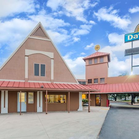 Days Inn By Wyndham San Antonio Splashtown/Att Center מראה חיצוני תמונה