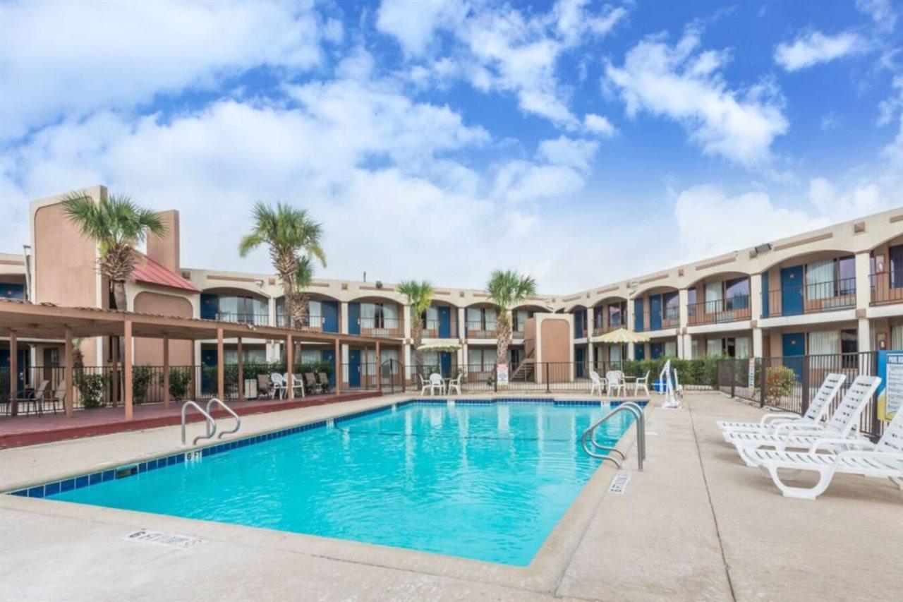 Days Inn By Wyndham San Antonio Splashtown/Att Center מראה חיצוני תמונה