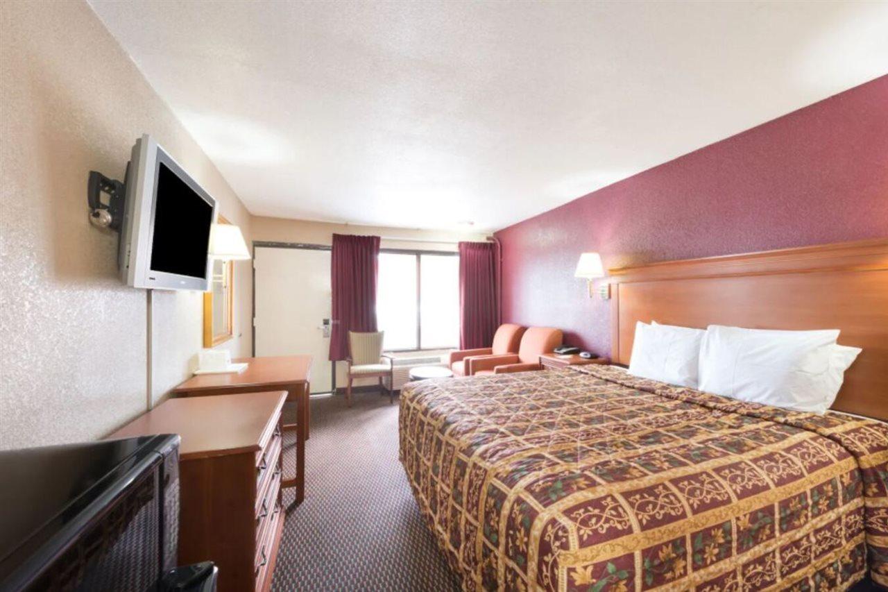 Days Inn By Wyndham San Antonio Splashtown/Att Center מראה חיצוני תמונה