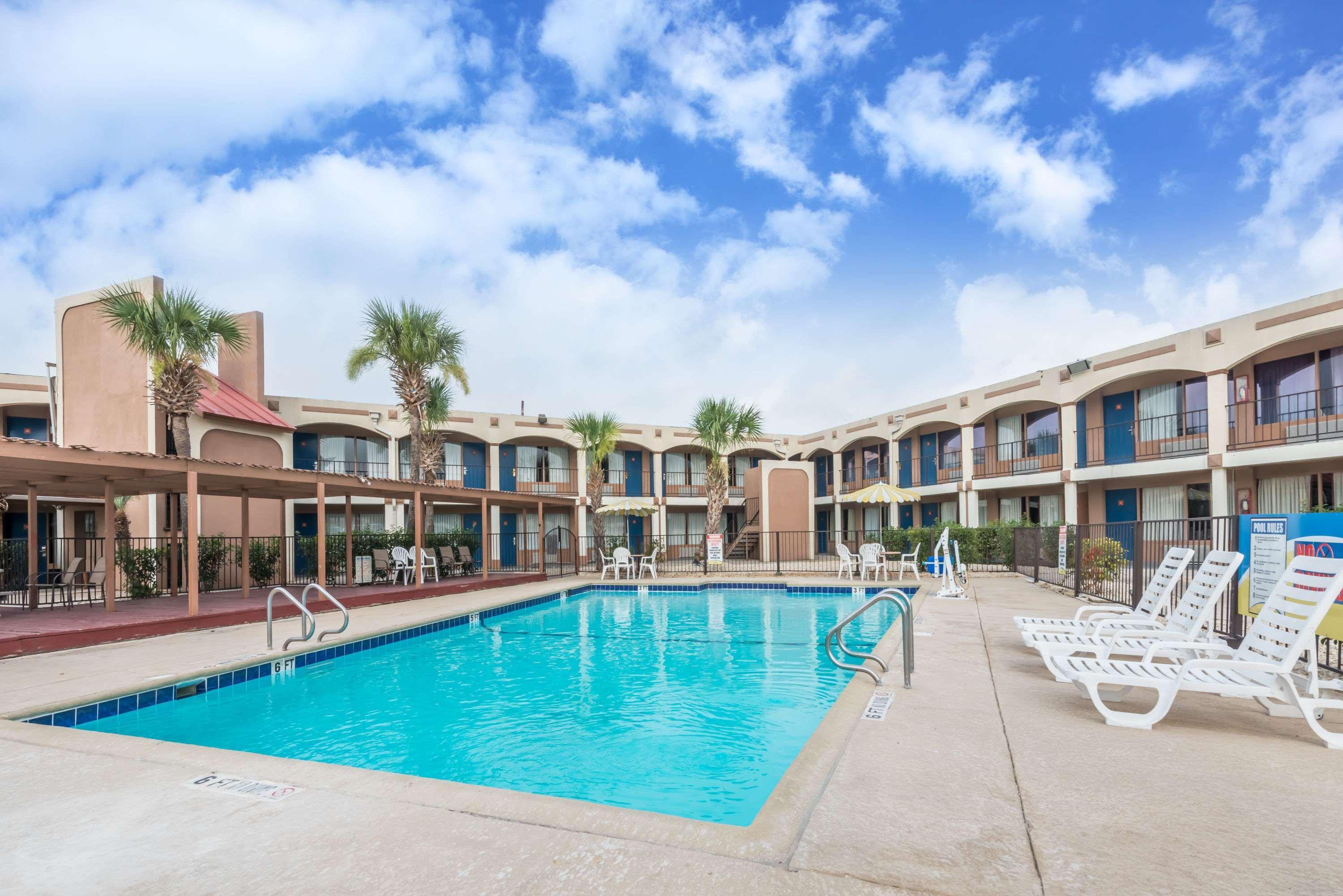 Days Inn By Wyndham San Antonio Splashtown/Att Center מראה חיצוני תמונה