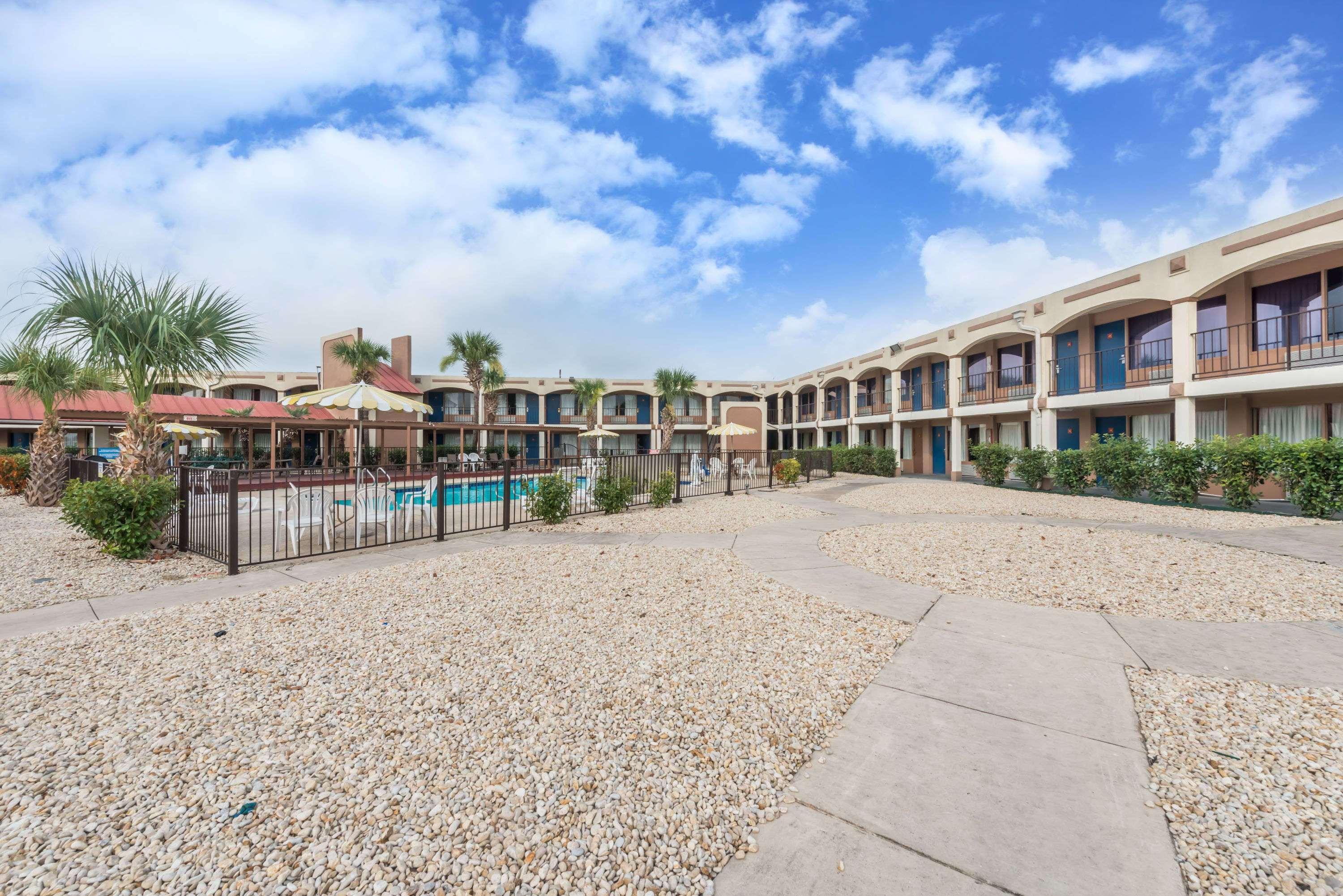 Days Inn By Wyndham San Antonio Splashtown/Att Center מראה חיצוני תמונה