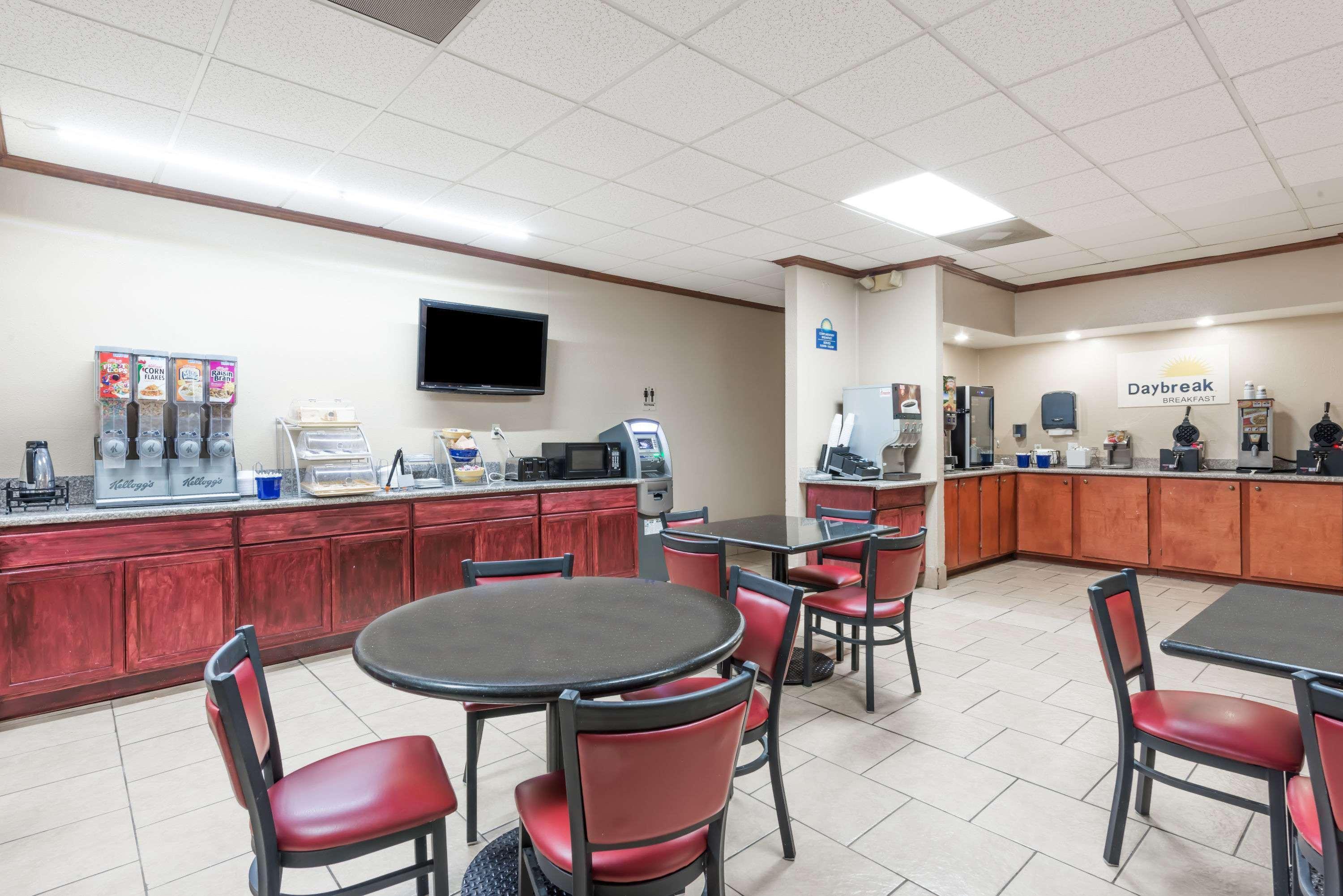 Days Inn By Wyndham San Antonio Splashtown/Att Center מראה חיצוני תמונה