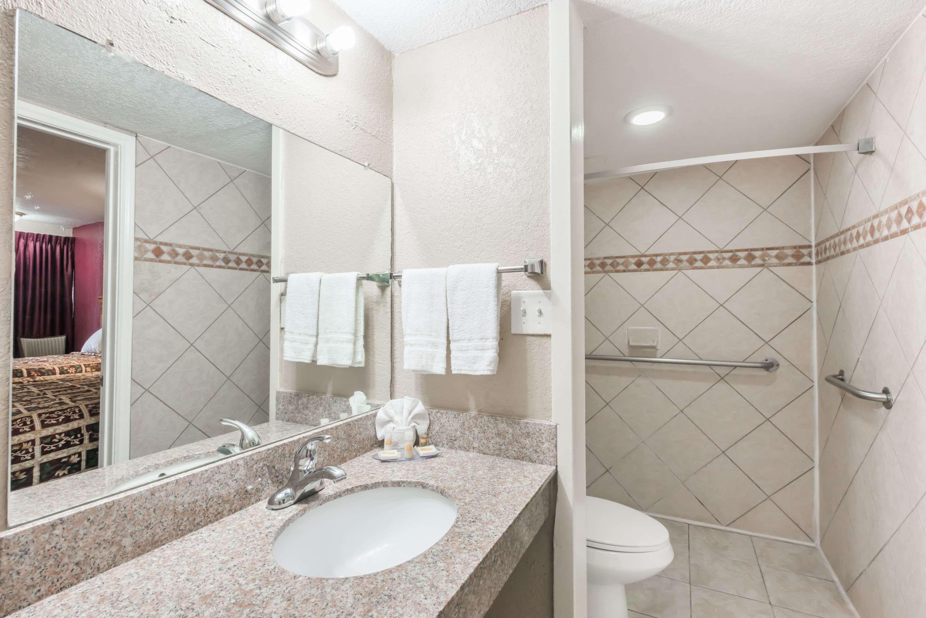 Days Inn By Wyndham San Antonio Splashtown/Att Center מראה חיצוני תמונה