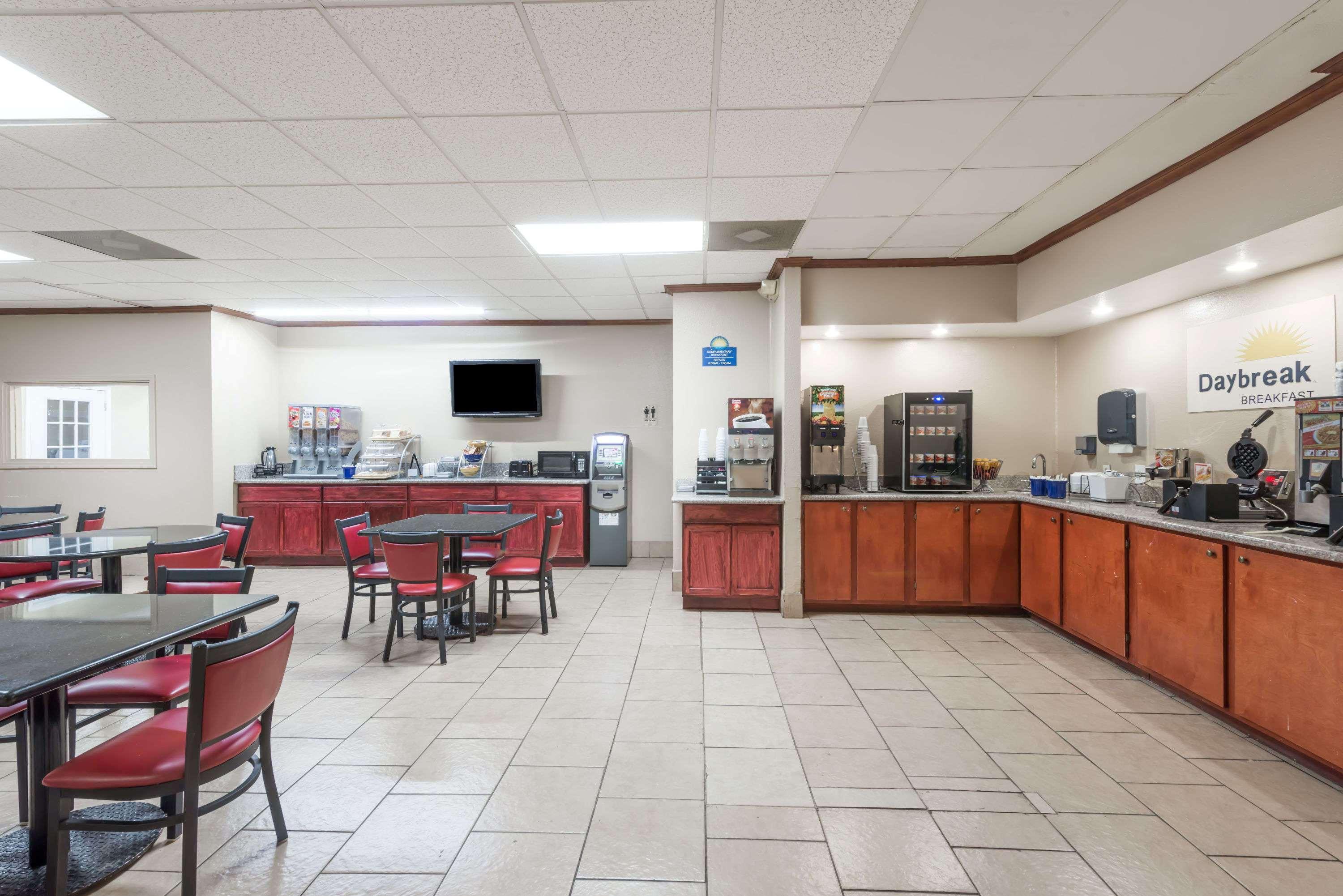 Days Inn By Wyndham San Antonio Splashtown/Att Center מראה חיצוני תמונה