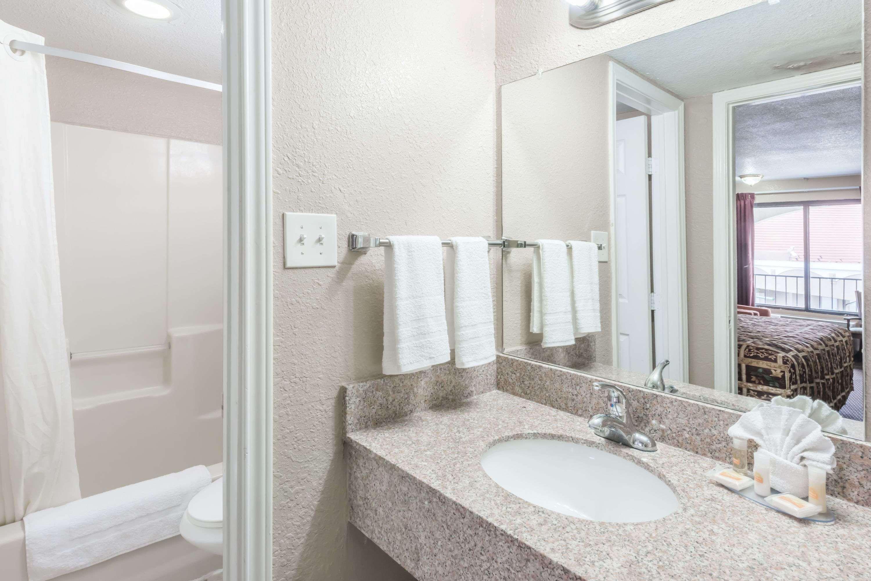 Days Inn By Wyndham San Antonio Splashtown/Att Center מראה חיצוני תמונה