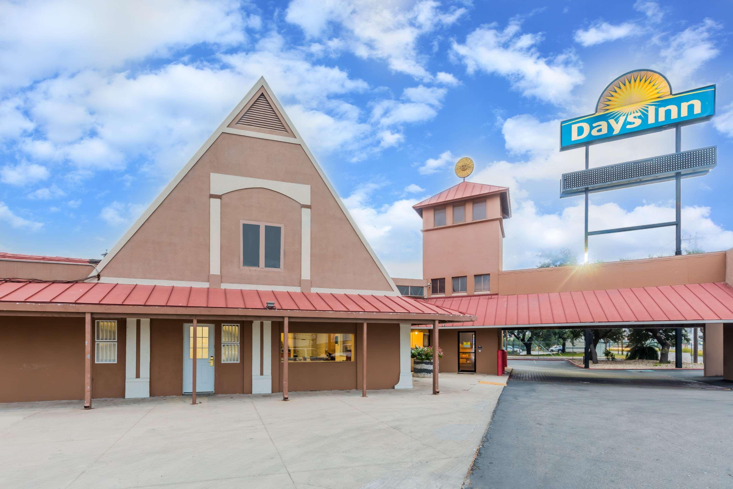 Days Inn By Wyndham San Antonio Splashtown/Att Center מראה חיצוני תמונה