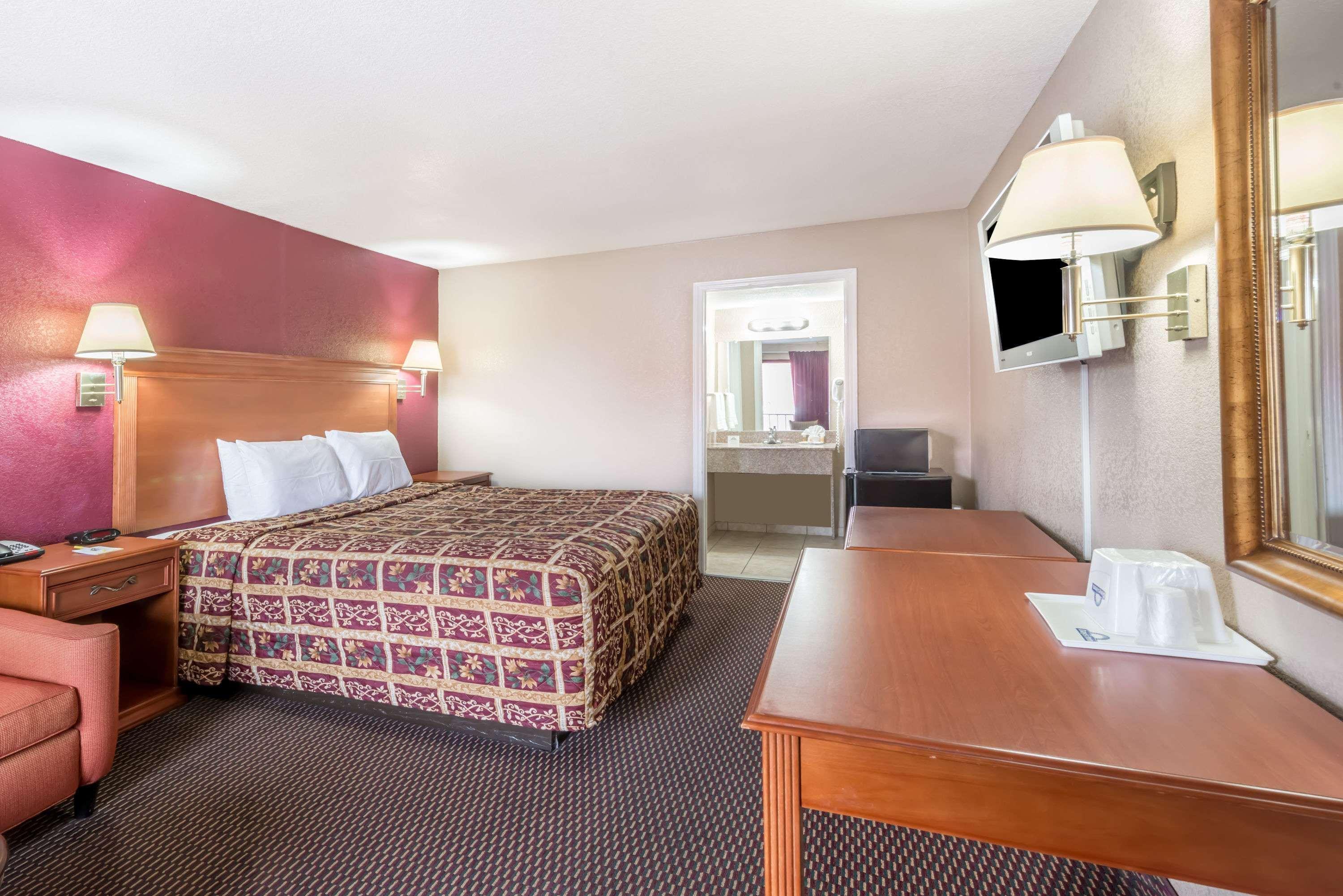 Days Inn By Wyndham San Antonio Splashtown/Att Center מראה חיצוני תמונה