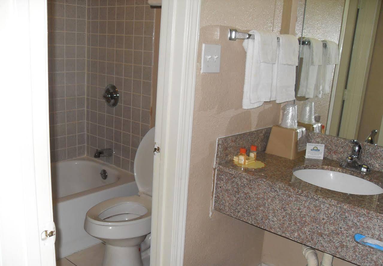 Days Inn By Wyndham San Antonio Splashtown/Att Center מראה חיצוני תמונה